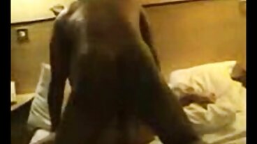 Buxom 안마사 Romi는 그녀의 학생의 기술을 테스트합니다.