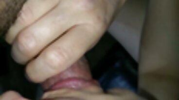 귀여운 Adriana는 정원사와 함께 그녀의 남편의 BD를 축하합니다.