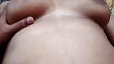 만족할 줄 모르는 매력적인 PAWG 섹시한중년여성 불 문신 남자