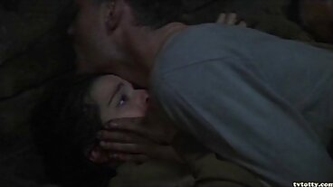 MILF 아니사 케이트 & 그녀의 음부는 의붓 아들을 방문합니다!