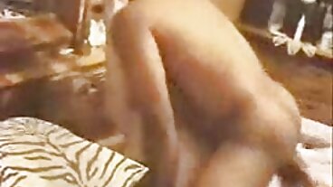 만족할 줄 모르는 매력적인 PAWG 섹시한중년여성 불 문신 남자