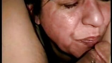 Adriana Chechik은 Keiran Lee에 의해 그녀의 작은 항문 구멍을 날립니다.