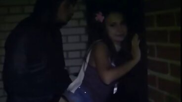 문신을 위해 두드리는 엄청난 부랑자